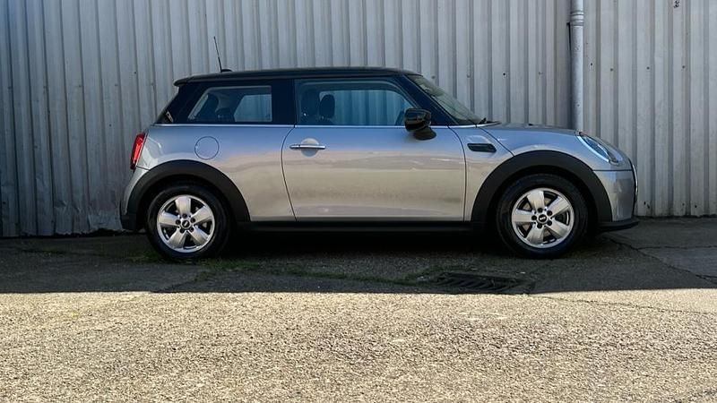 Begagnad Mini Cooper Classic 134 HK (98 kW) 2023 Silver Halvkombi