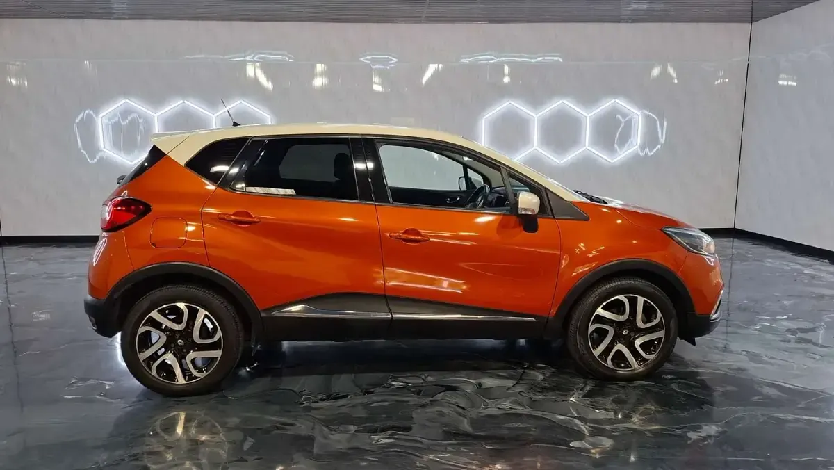 Used Renault Captur Dynamique 120 HP (88 kW) 2015 Orange/cream SUV