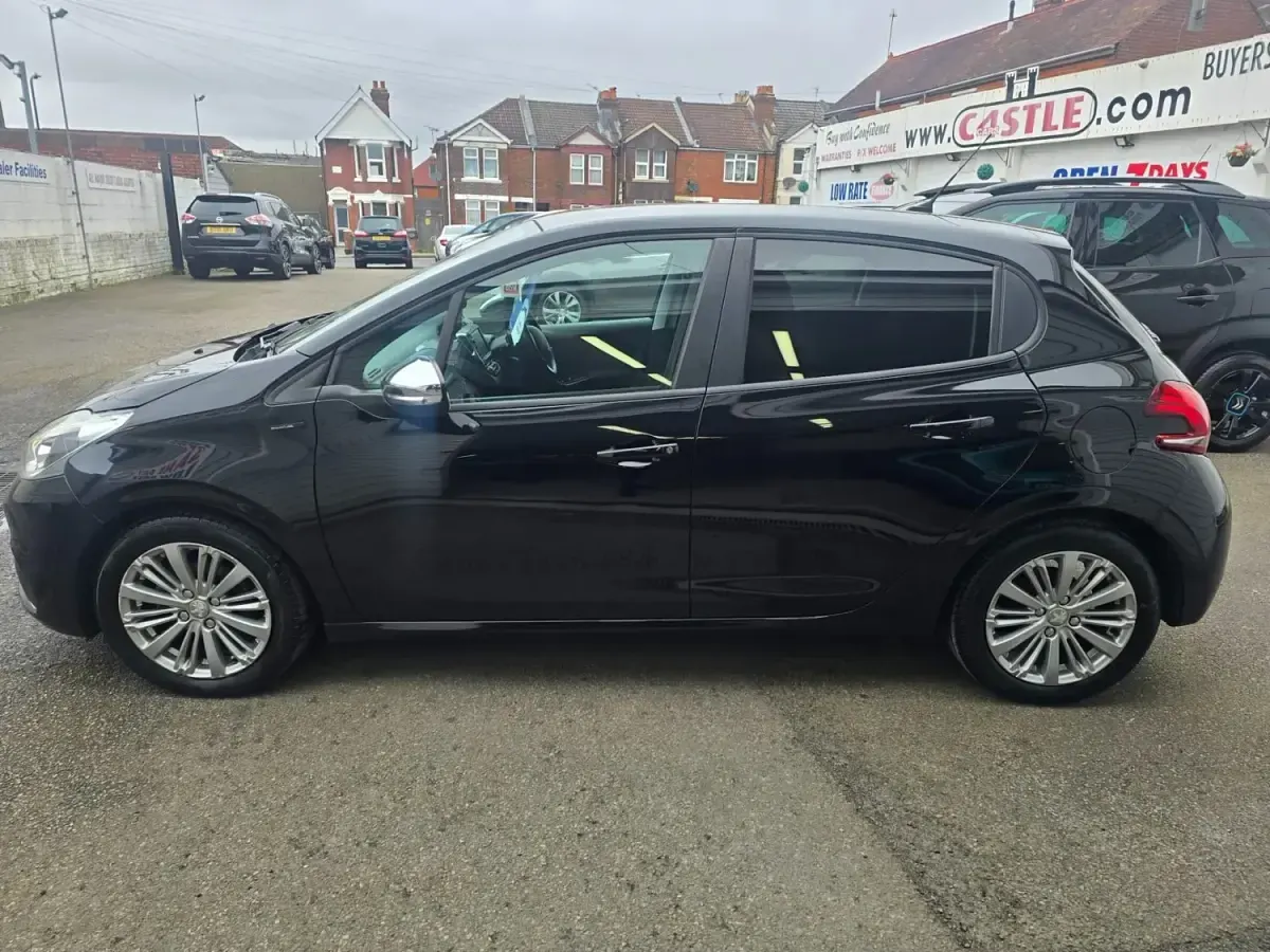 Used Peugeot 208 Signature Sky 82 HP (60 kW) 2019 Black Hatchback