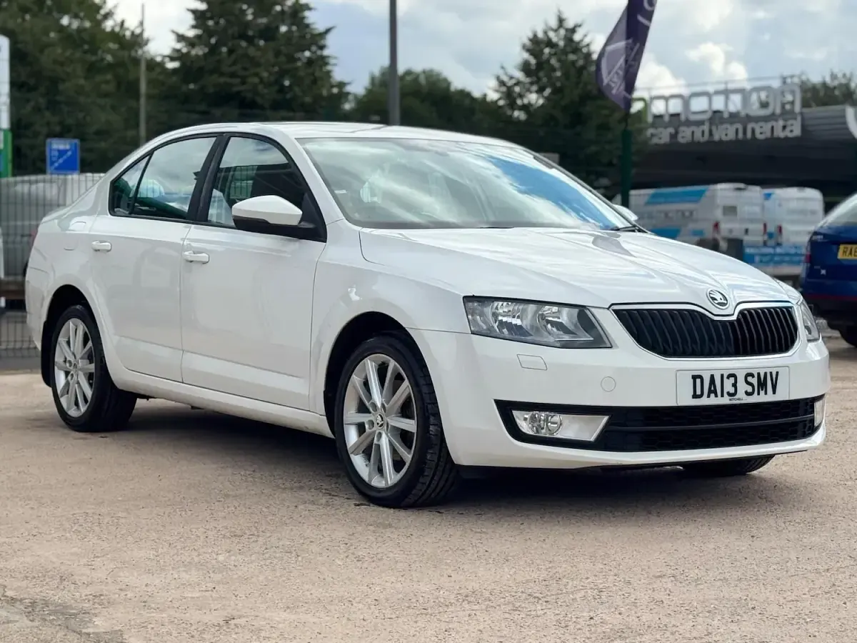 Used Skoda Octavia Elegance 140 HP (102 kW) 2013 White Hatchback