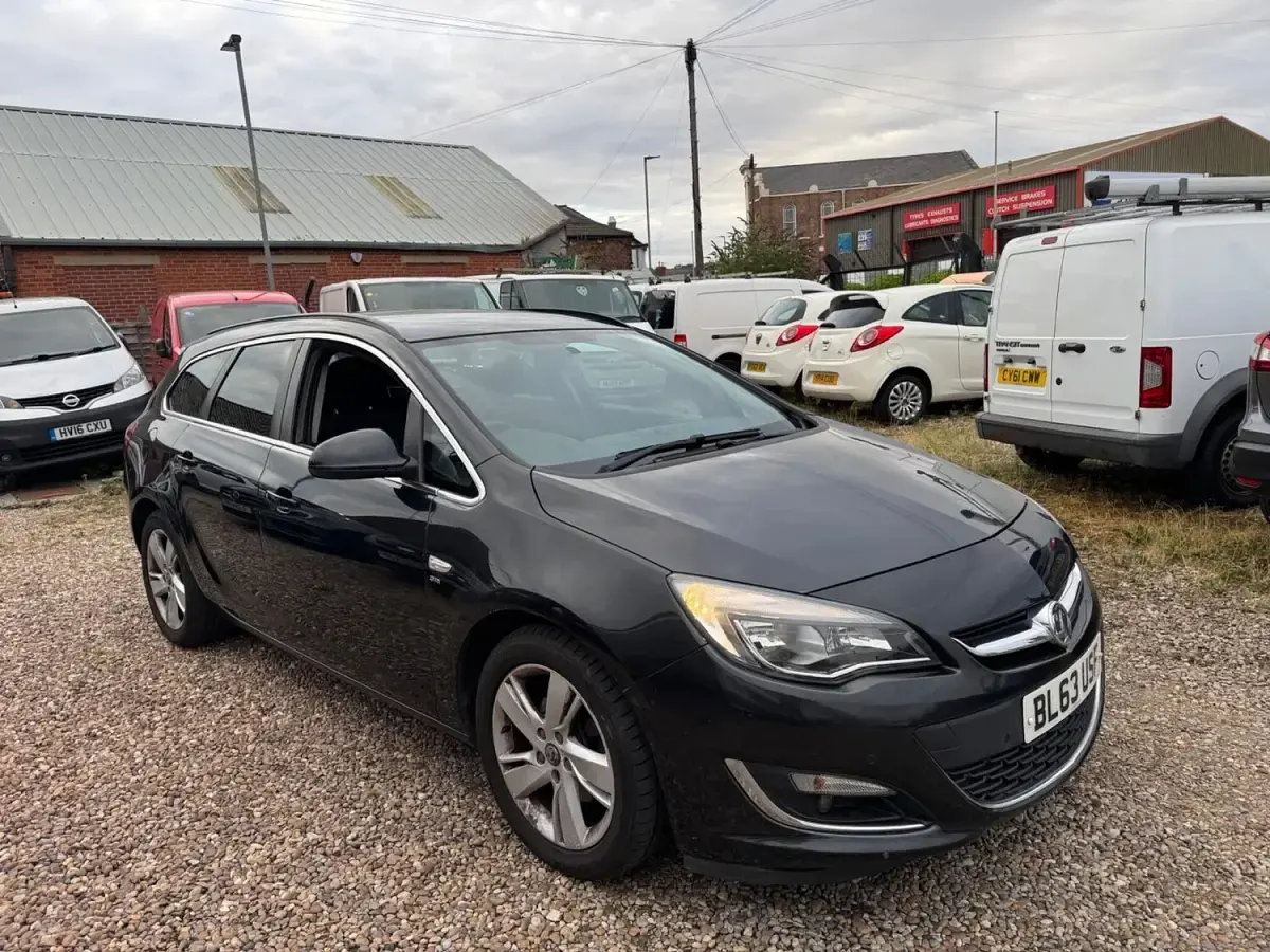 Used Vauxhall Astra SRi 165 HP (121 kW) 2014 Black Estate