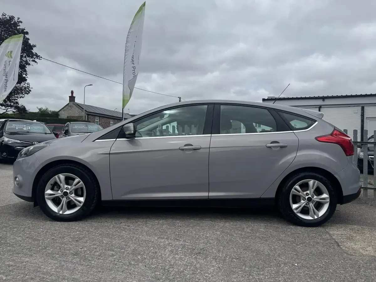 Used Ford Focus Zetec 125 HP (91 kW) 2011 Silver Hatchback