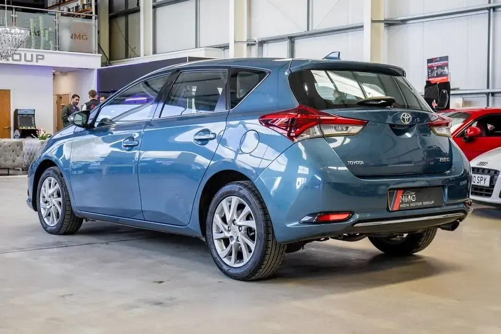 Usado Toyota Auris 116 HP (85 kW) 2015 Azul Citadino