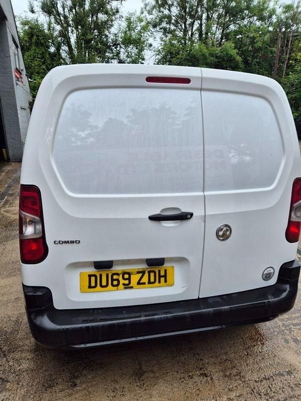 Second-hand Vauxhall Combo Edition 100 CP (73 kW) 2019 Alb Monovolum