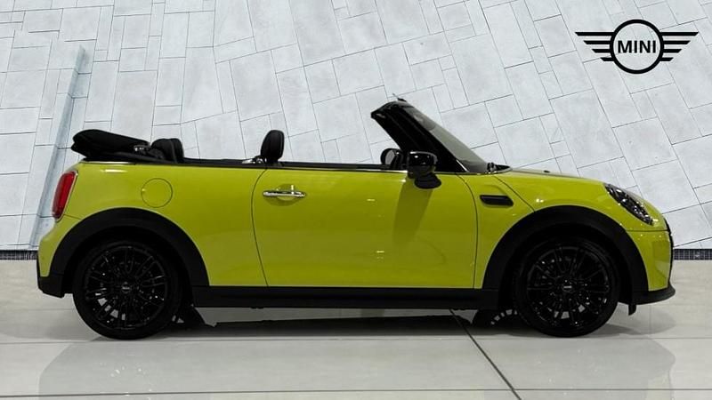 Used Mini Cooper Exclusive 134 HP (98 kW) 2022 Yellow Hatchback