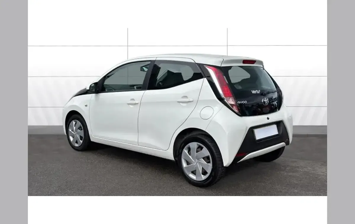 Used Toyota Aygo X-play 68 HP (50 kW) 2017 White Hatchback