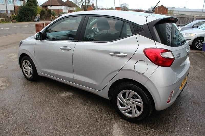 Used Hyundai i10 SE 67 HP (49 kW) 2023 Silver Hatchback