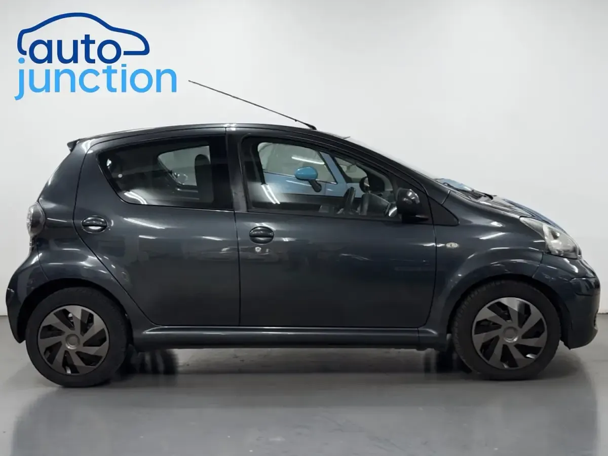 Used Toyota Aygo 67 HP (49 kW) 2010 Grey Hatchback