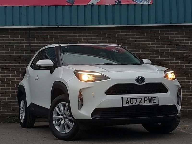 White Used 2022 Toyota Yaris Hybrid Estate | £16,998 (Good price) - Image 1/4