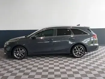 Używany Kia Ceed 158 KM (116 kW) 2023 Szary Hatchback