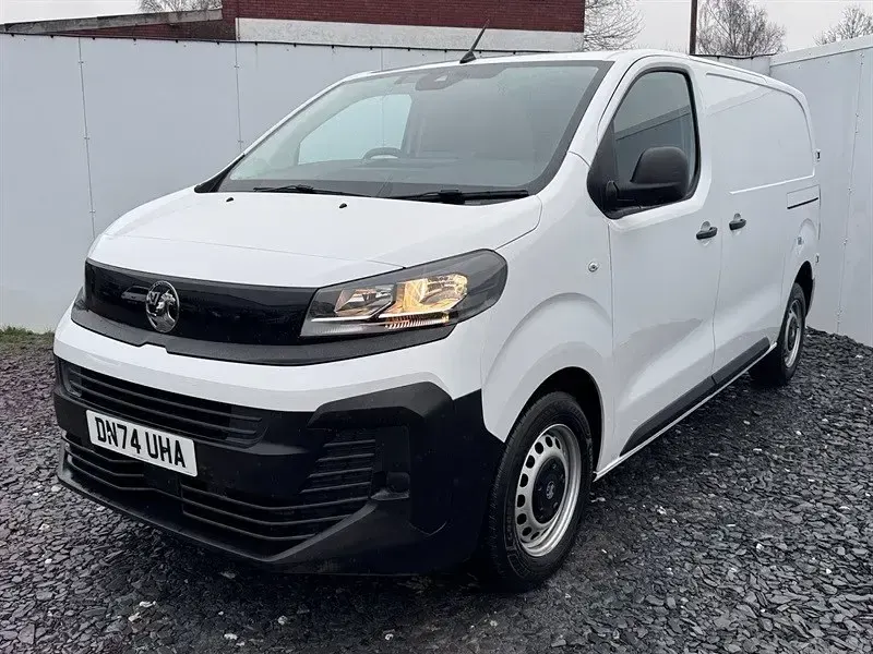 Second-hand Vauxhall Vivaro S 120 CP (88 kW) 2024 Alb Monovolum