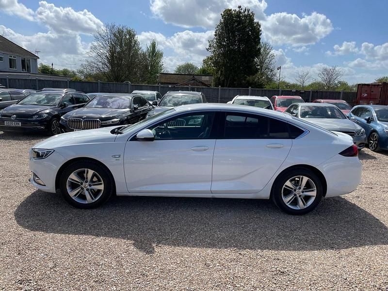 Used Vauxhall Insignia SRi 140 HP (102 kW) 2019 White Hatchback