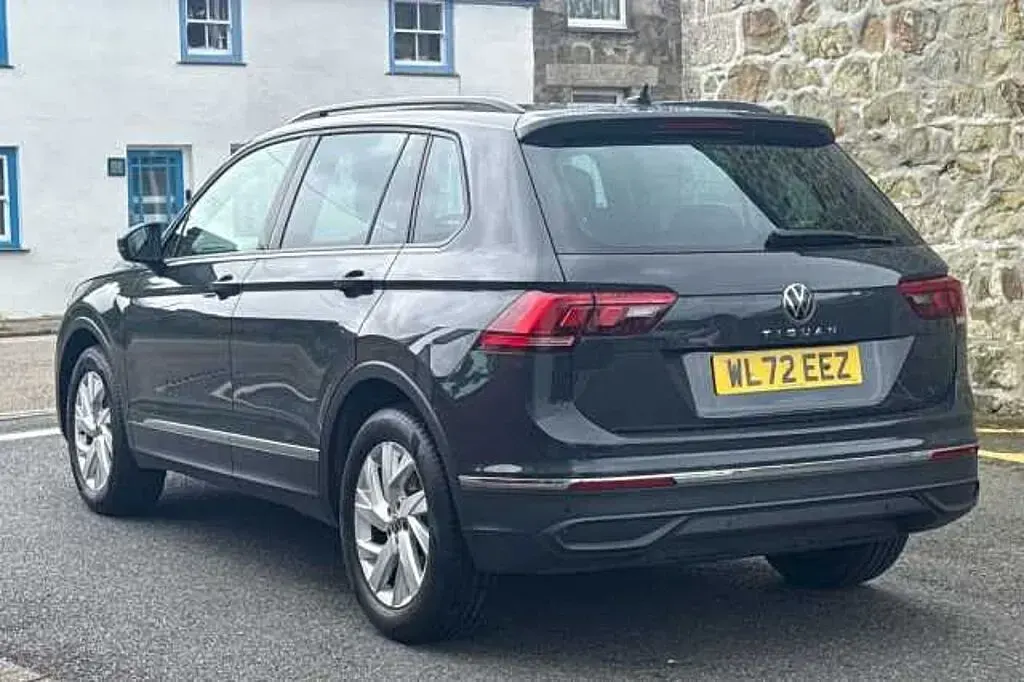 Second-hand VW Tiguan Life 150 CP (110 kW) 2023 Gri SUV