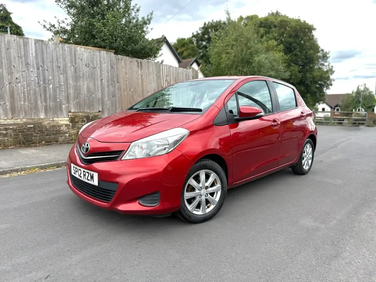 Used Toyota Yaris 99 HP (72 kW) 2012 Red Hatchback