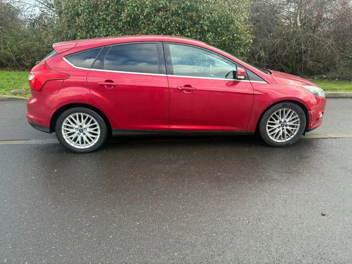 Begagnad Ford Focus Zetec 125 HK (91 kW) 2012 Röd Halvkombi