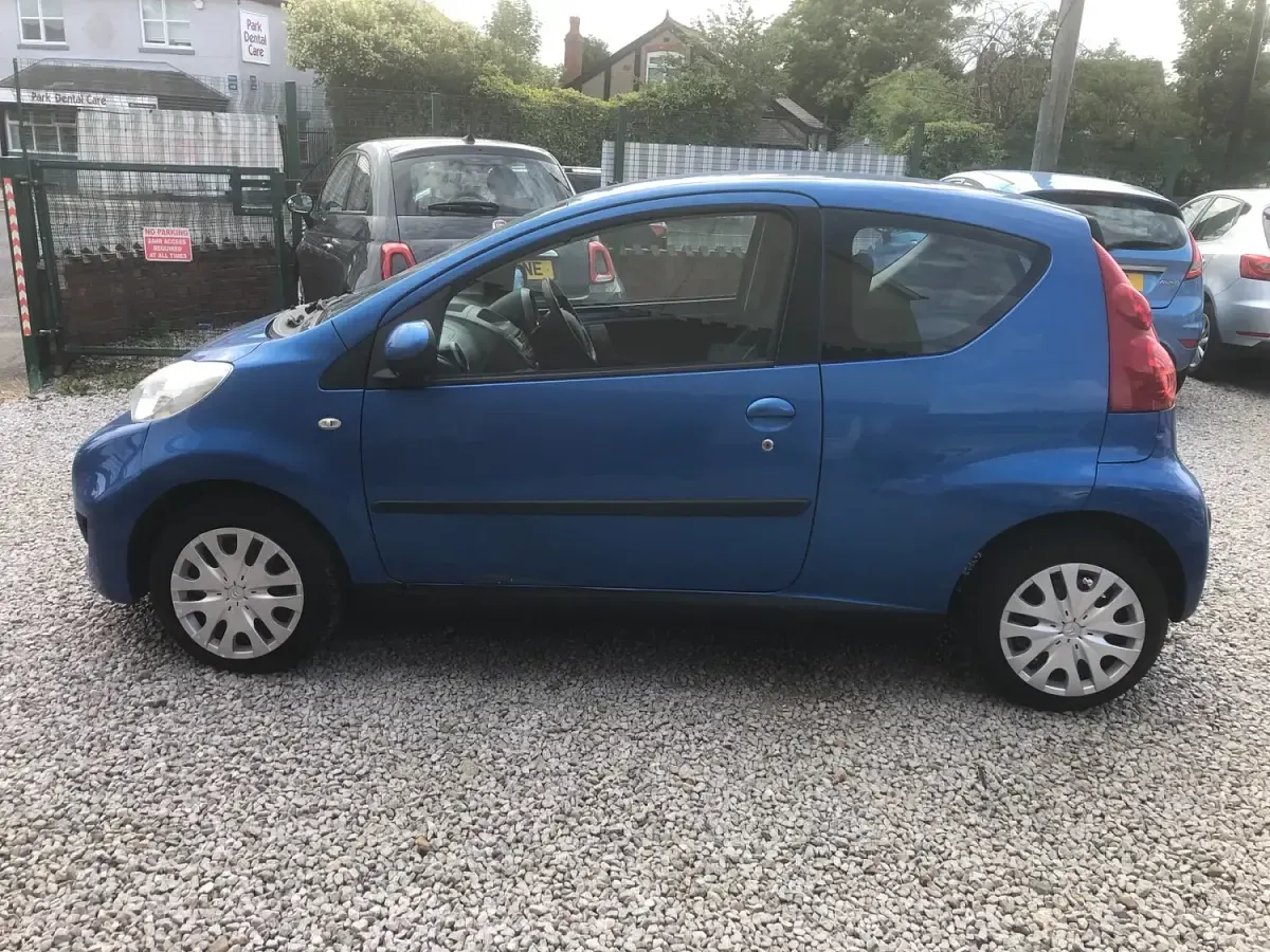 Used Peugeot 107 68 HP (50 kW) 2010 Blue Hatchback
