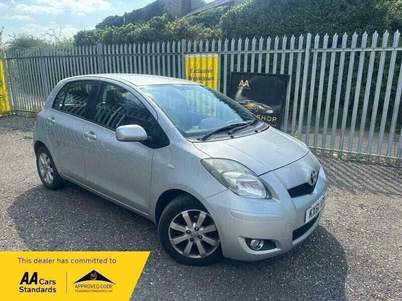 Silver Used 2011 Toyota Yaris Hatchback | £3,396 (Fair price) - Image 1/4