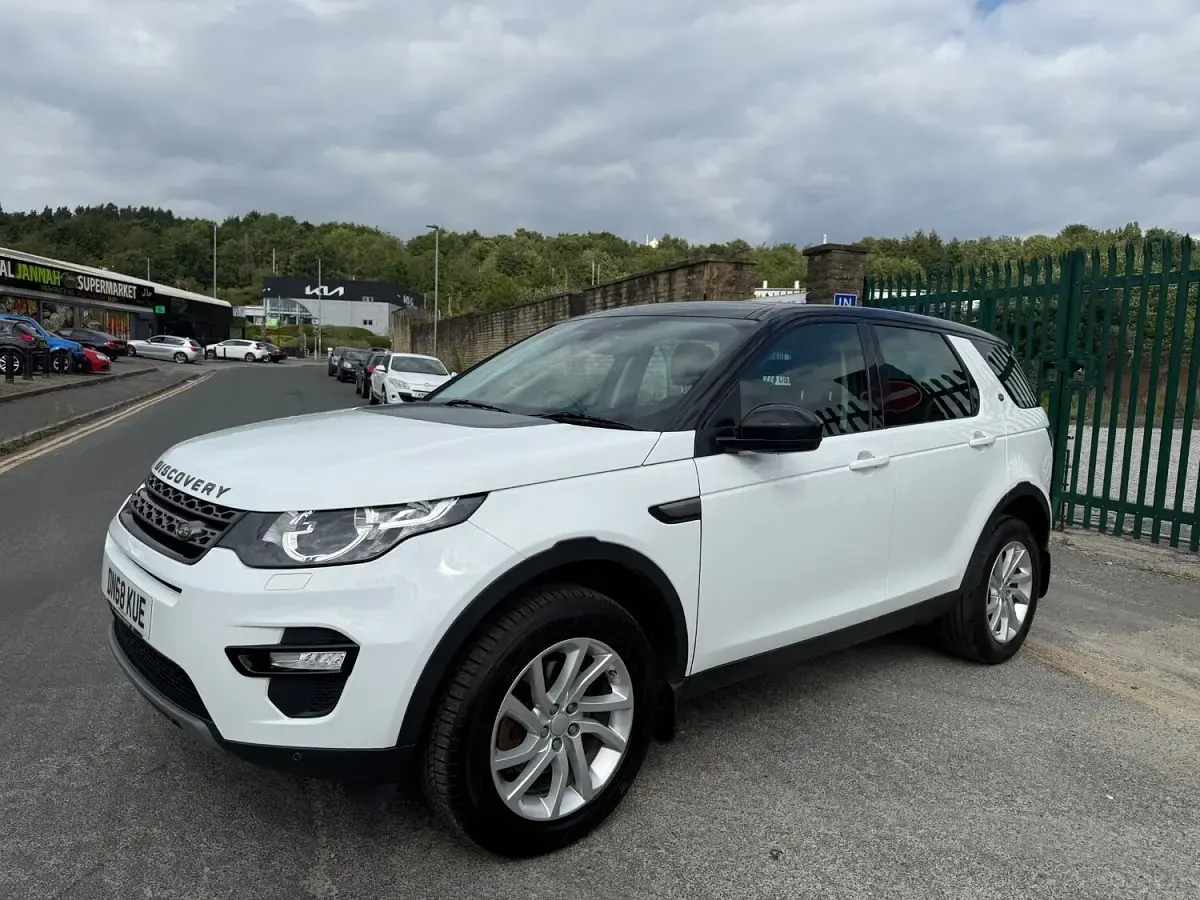 Used Land Rover Discovery 5 SE 2018 White SUV