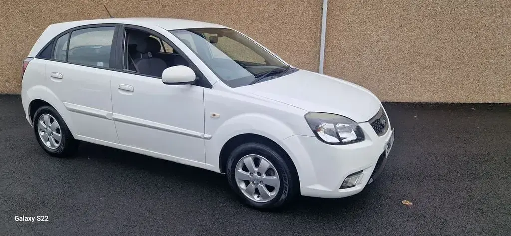 Used Kia Rio 108 HP (79 kW) 2010 White Hatchback