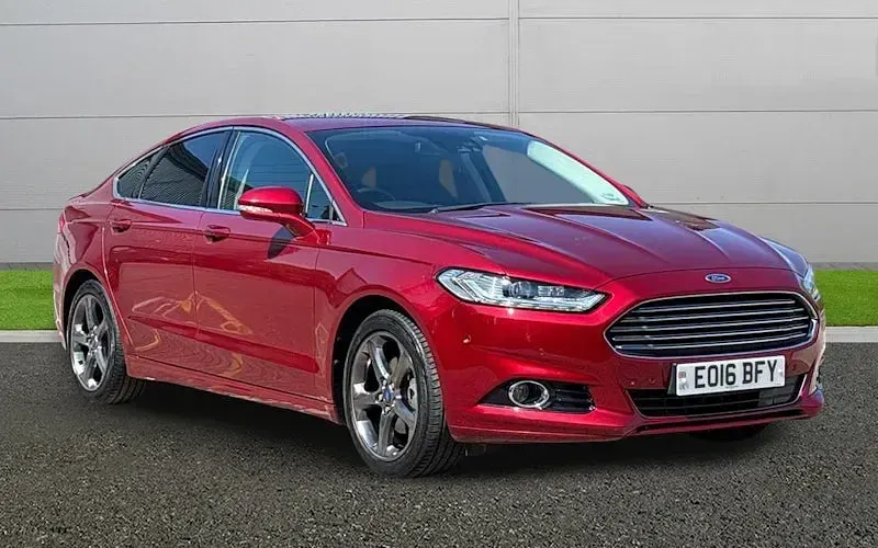 Usado Ford Mondeo Titanium 190 HP (139 kW) 2016 Vermelho Sedan