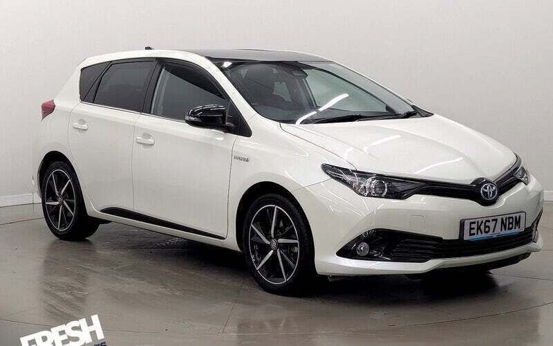 White Used 2017 Toyota Auris Hybrid Hatchback | £13,390 (Fair price) - Image 1/4