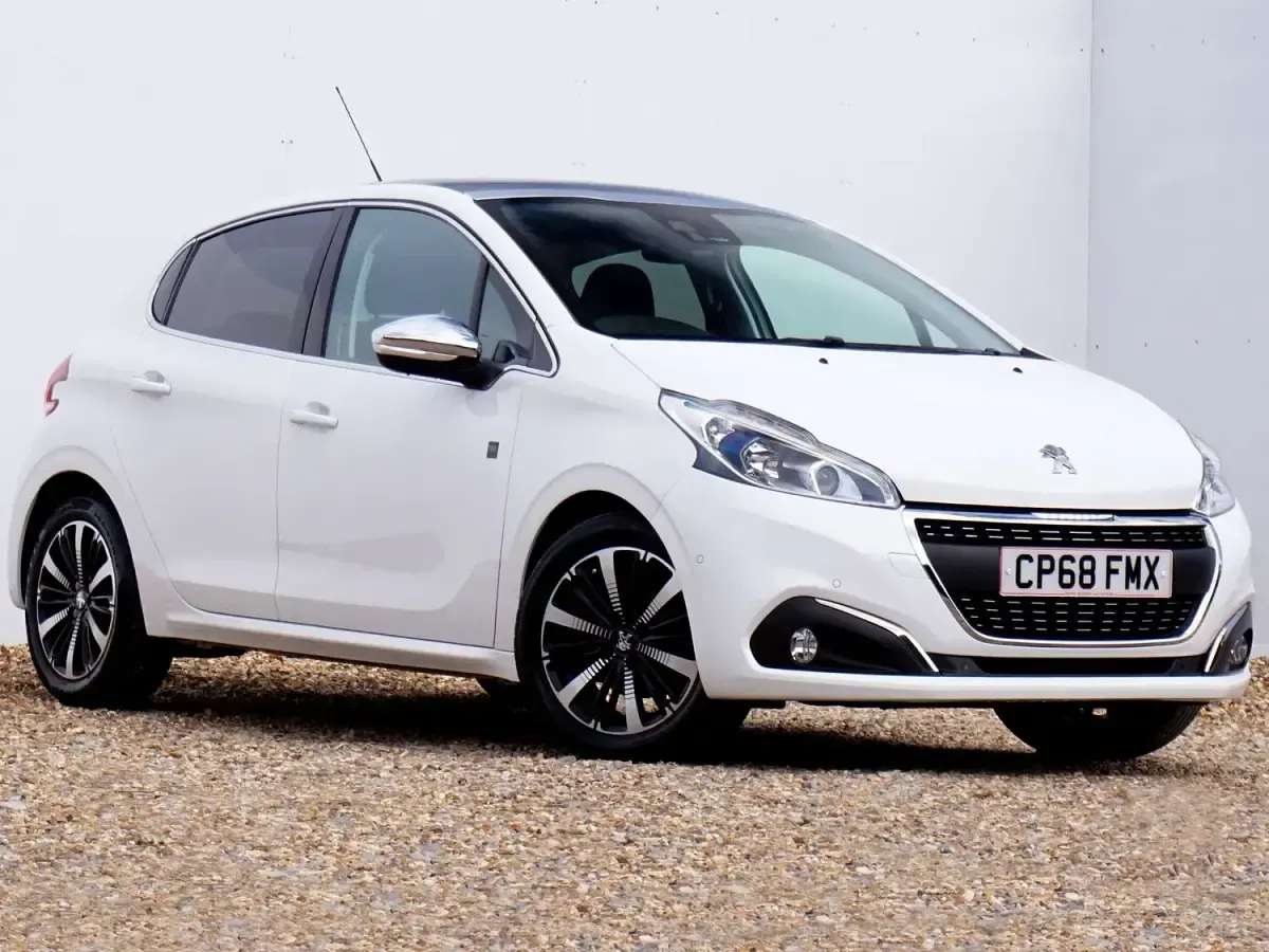 Used Peugeot 208 S 82 HP (60 kW) 2018 White Hatchback