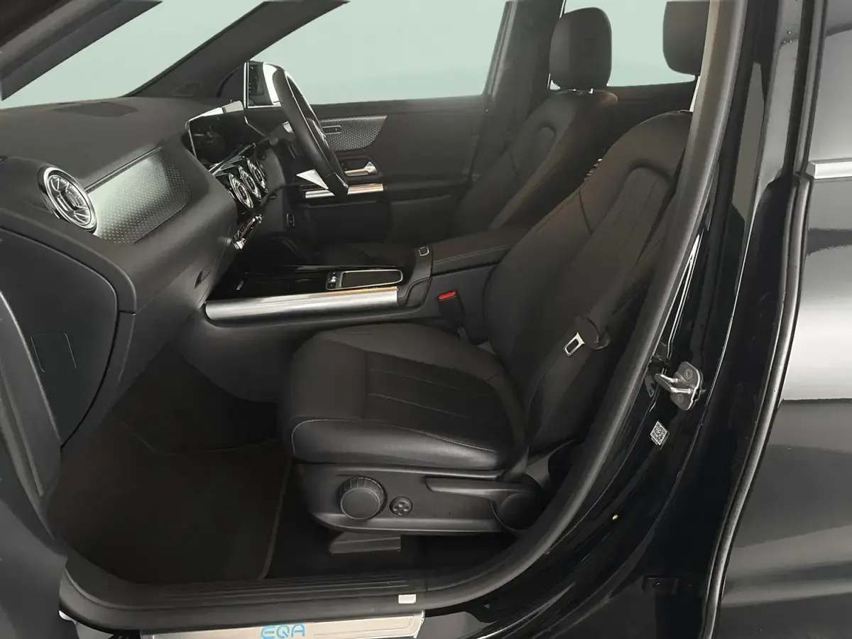 Begagnad Mercedes EQA250+ Night 139 kW (190 HK) 2024 Svart SUV