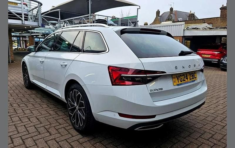 Used Skoda Superb LAURIN & KLEMENT 200 HP (147 kW) 2024 White Estate