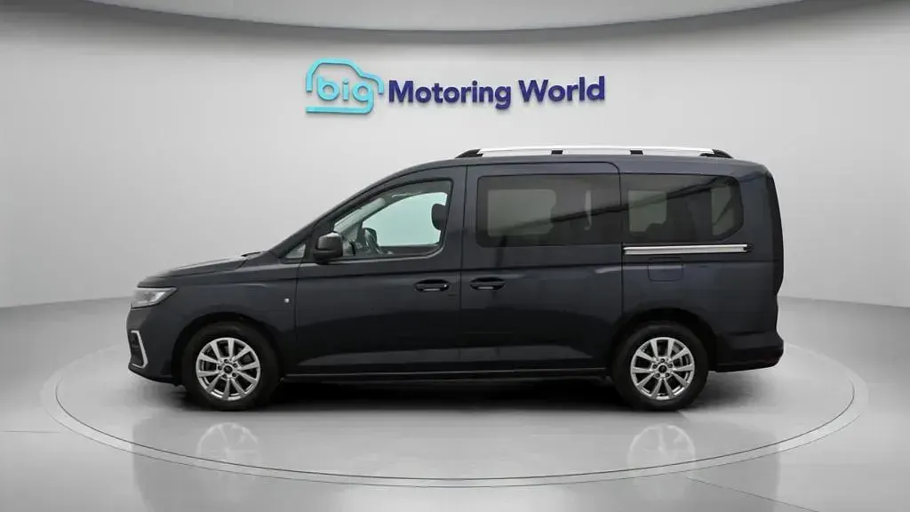 Used Ford Grand Tourneo Connect Titanium 122 HP (89 kW) 2023 Blue MPV