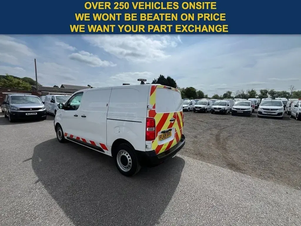 Used Vauxhall Vivaro Edition 100 HP (73 kW) 2019 White MPV