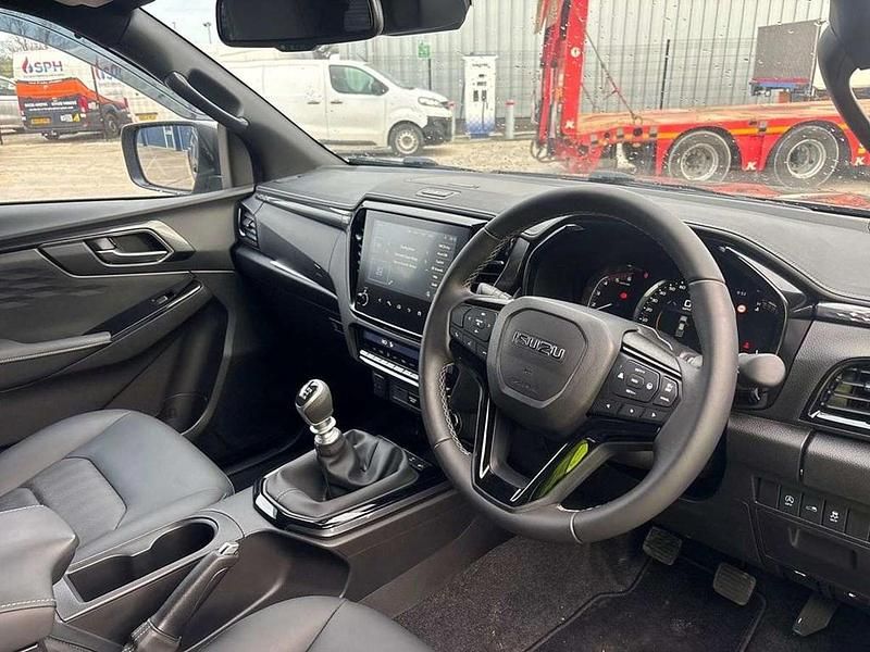 New Isuzu D-Max 163 HP (119 kW) 2025 Grey Pickup