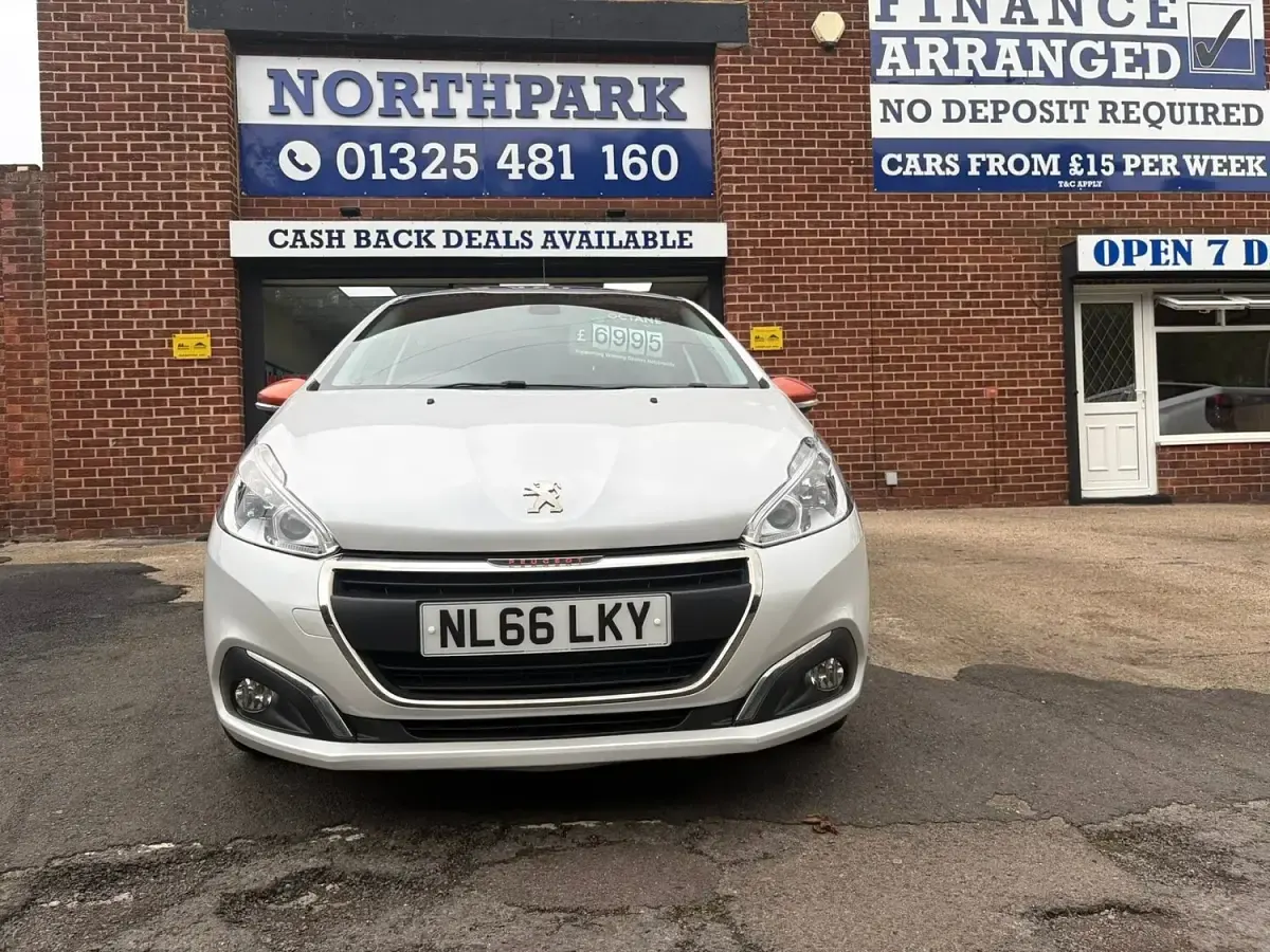 Used Peugeot 208 Roland Garros 110 HP (80 kW) 2016 White Hatchback