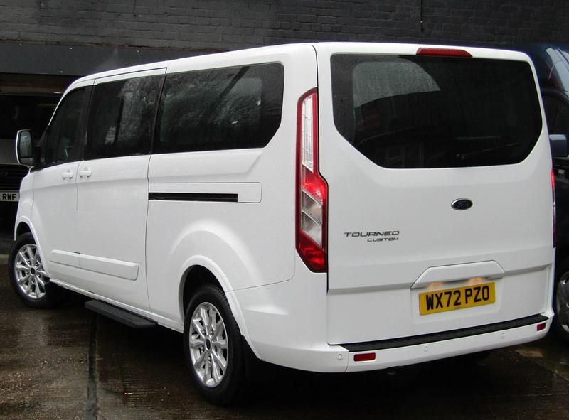Used Ford Tourneo Custom Titanium 130 HP (95 kW) 2022 White Van