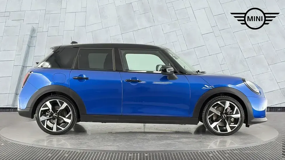 Usado Mini Cooper Hatch 113 kW (154 CV) 2025 Azul Utilitario