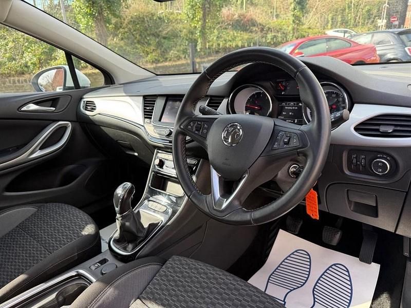 Used Vauxhall Astra SRi 110 HP (80 kW) 2021 White Hatchback