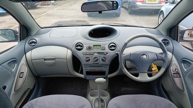 Used Toyota Yaris 86 HP (63 kW) 2002 Green Hatchback