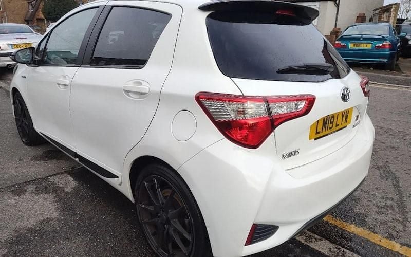 Used Toyota Yaris Hybrid Sport 101 HP (74 kW) 2019 White Hatchback