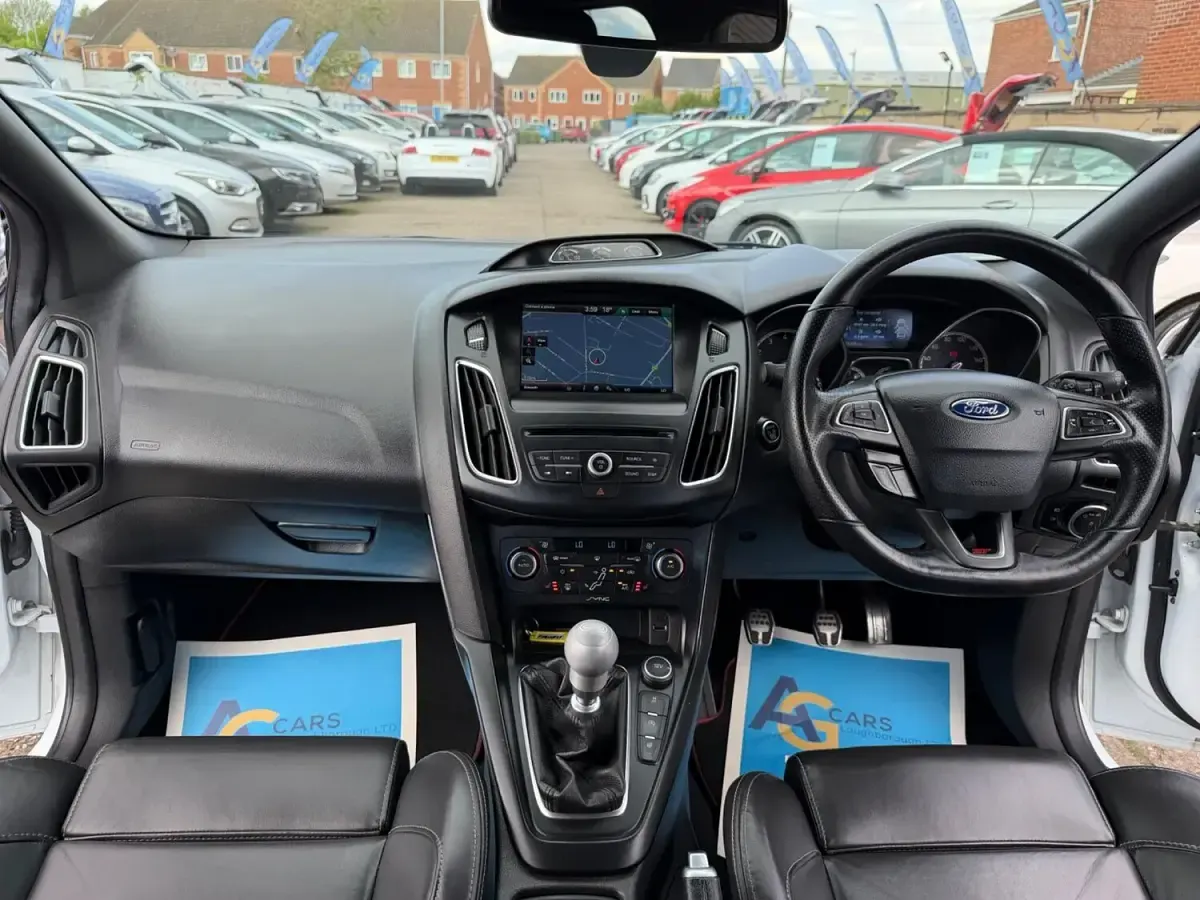 Used Ford Focus ST 250 HP (183 kW) 2015 White Hatchback