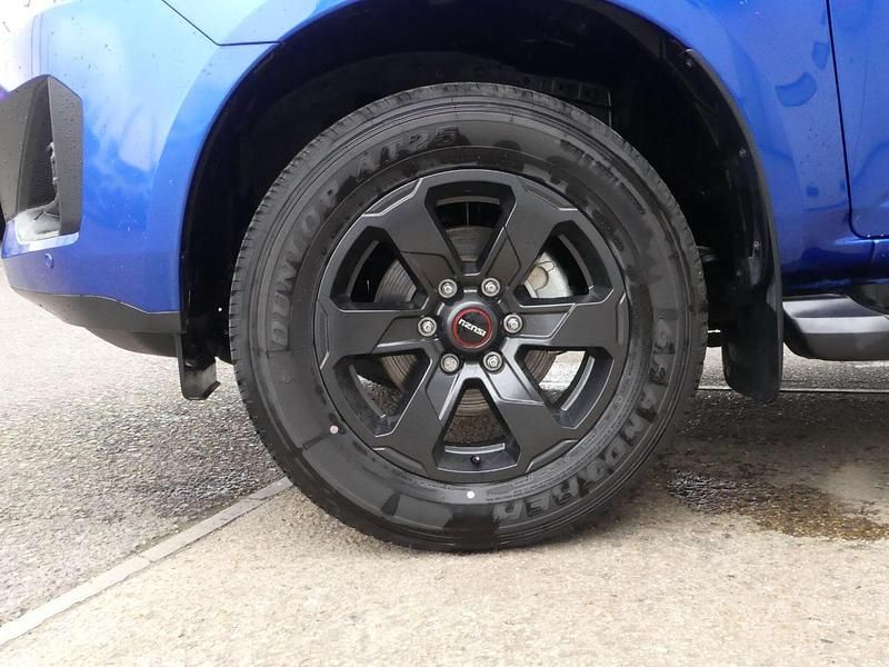 New Isuzu D-Max 162 HP (119 kW) 2025 Blue Pickup