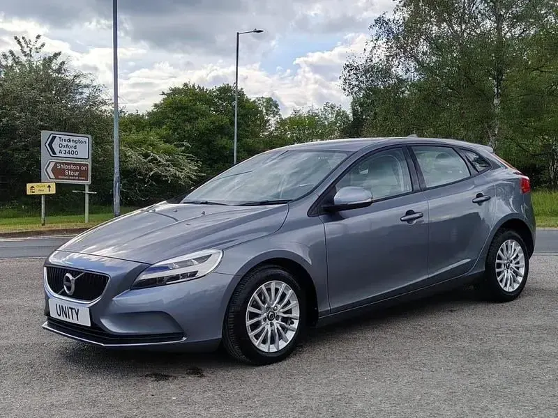 Usado Volvo V40 Momentum 122 CV (89 kW) 2016 Gris Utilitario
