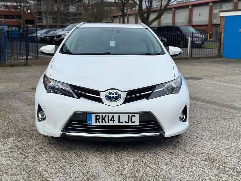 Used Toyota Auris Hybrid 2014 White Estate