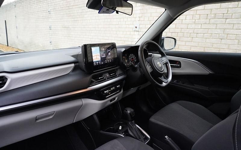 Used Suzuki Swift SZ5 82 HP (60 kW) 2024 Pure white pearl Hatchback