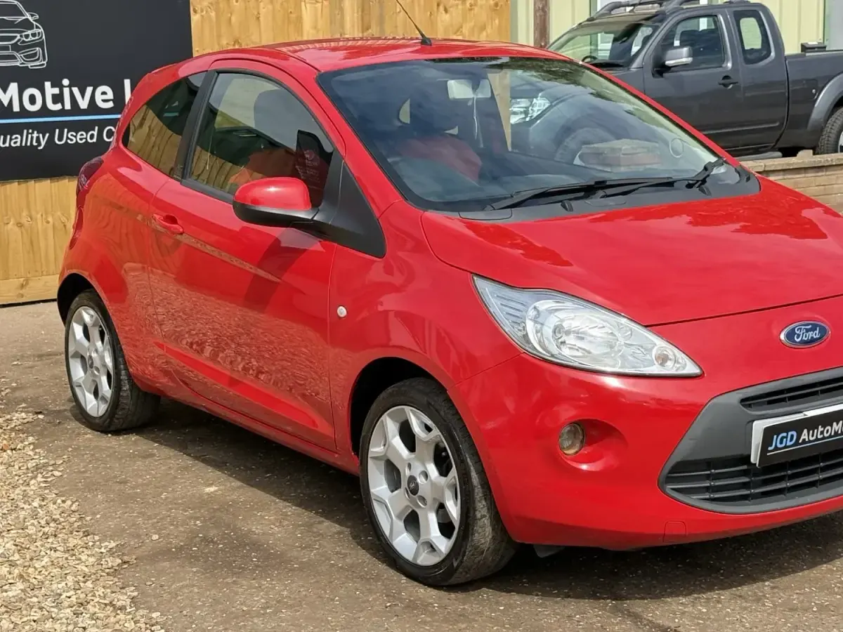 Usado Ford Ka Zetec 69 HP (50 kW) 2016 Vermelho Citadino