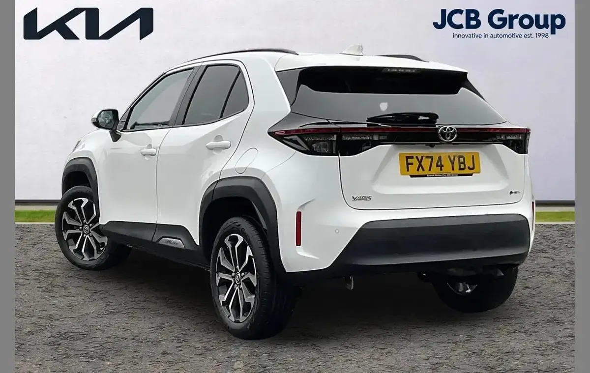 Used Toyota Yaris Cross Design 113 HP (83 kW) 2024 White SUV