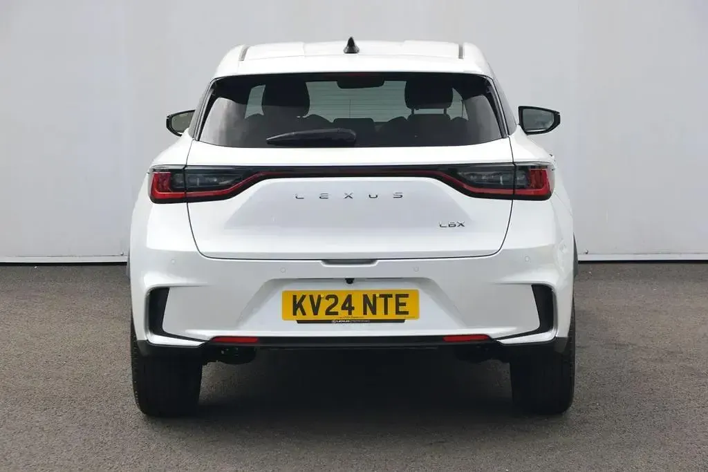 Used Lexus LBX 136 HP (100 kW) 2024 White SUV
