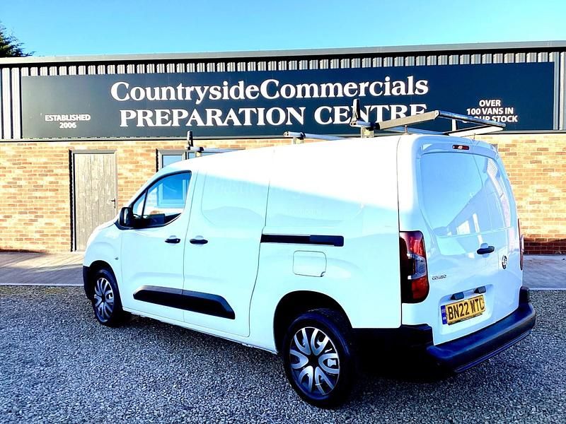 Second-hand Vauxhall Combo 100 CP (73 kW) 2022 Alb Monovolum