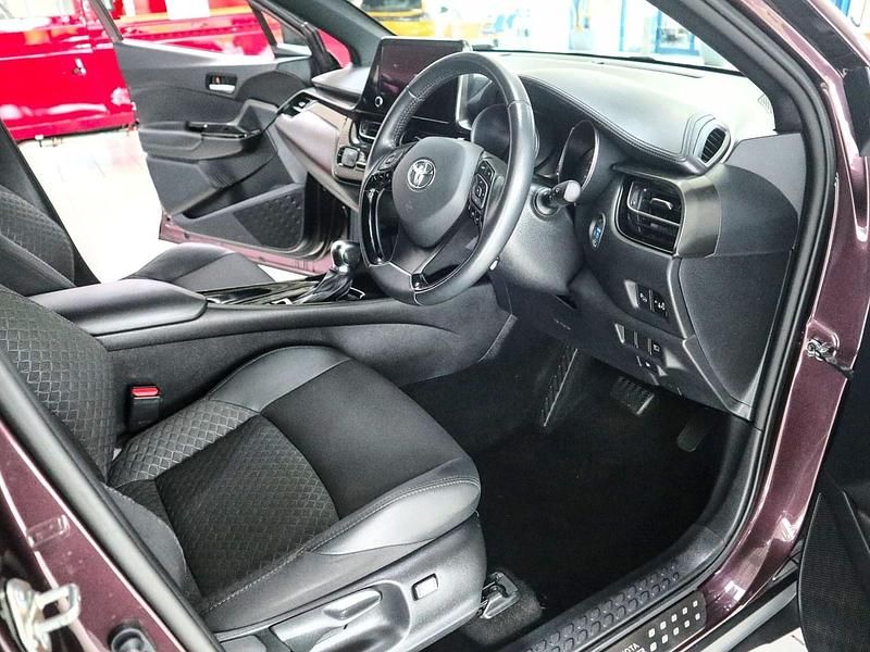 Used Toyota C-HR Design 122 HP (89 kW) 2022 Mauve/purple SUV
