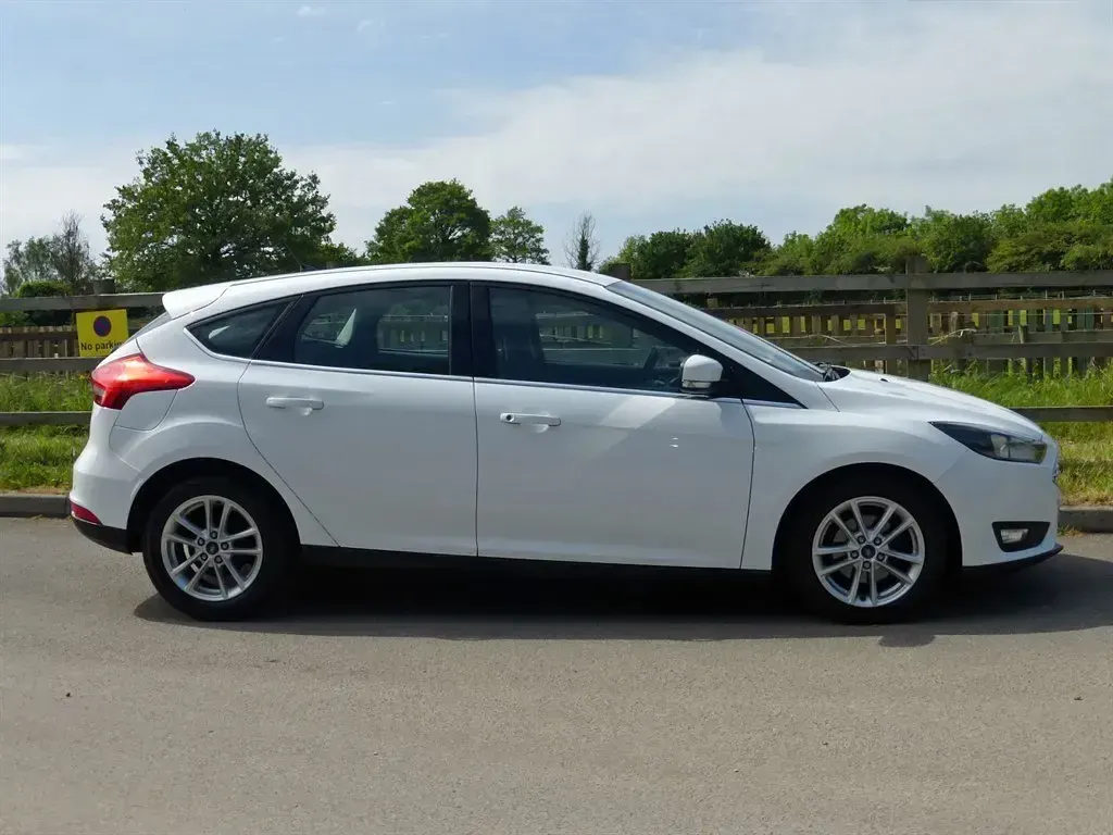 Used Ford Focus Zetec 2016 Frozen white Hatchback
