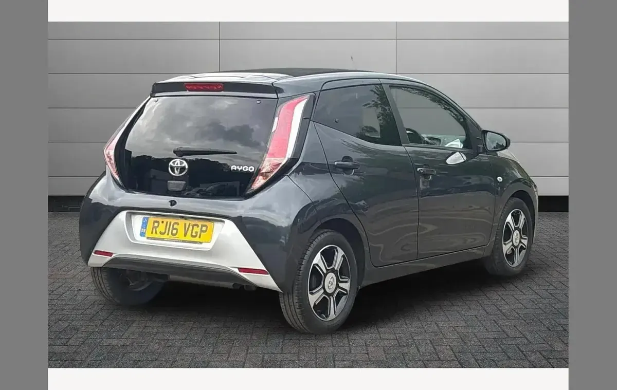 Gebraucht Toyota Aygo X-clusiv 69 PS (50 kW) 2016 Grau Kleinwagen