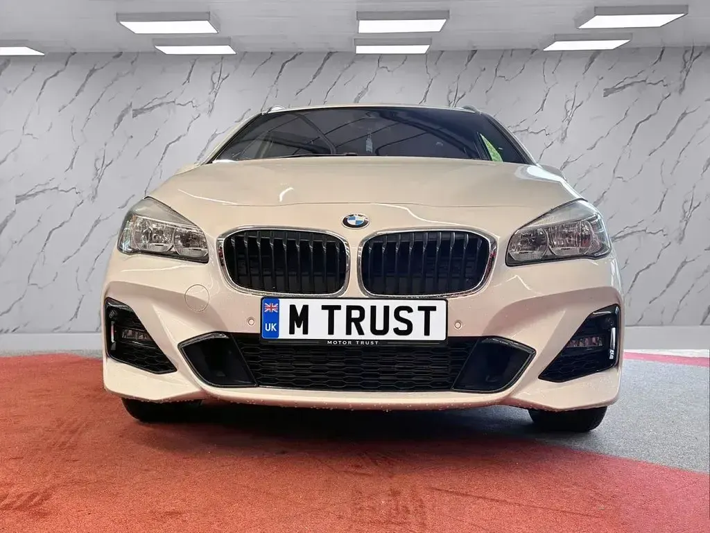 Begagnad BMW 220 M Sport 190 HK (139 kW) 2020 Vit Minibuss